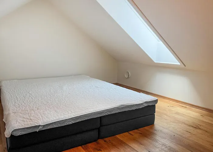 2 Bedroom Gorgeous In Hébergement de vacances *