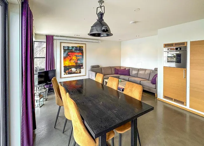 2 Bedroom Gorgeous In Hébergement de vacances *